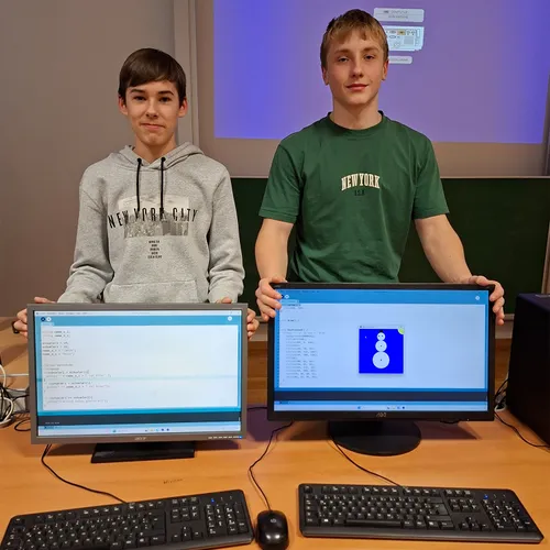 Schüler präsentieren ein Programmier-Projekt