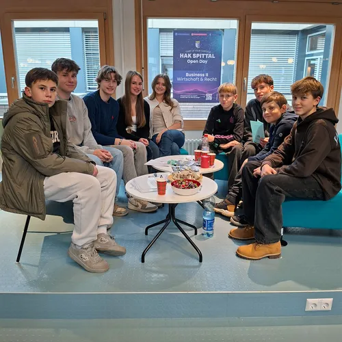 Schüler:innen und Besucher:innen beim Open Day 25 auf den Lounge-Sesseln